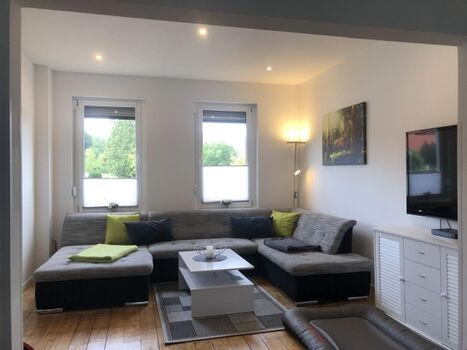 Wohnzimmer mit großer Couch