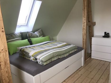 Schlafzimmer mit TV im 1.OG