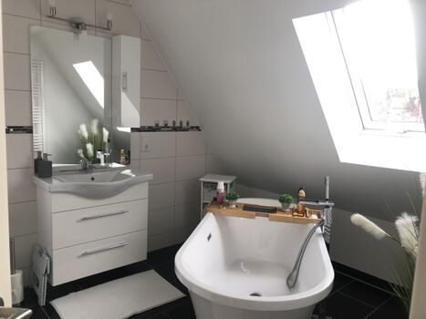 Bad mit Badewanne, Dusche, WC und Waschplatz im 1. OG