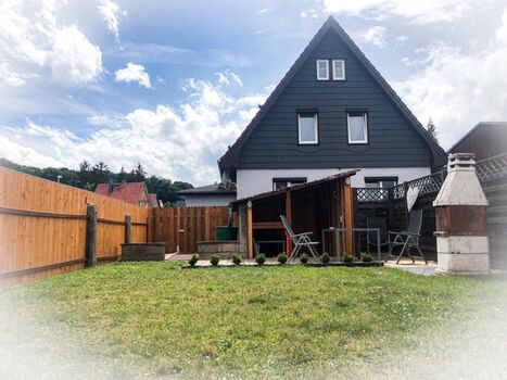 Blick vom Garten zum Haus