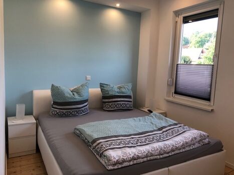 Schlafzimmer mit TV im 1. EG