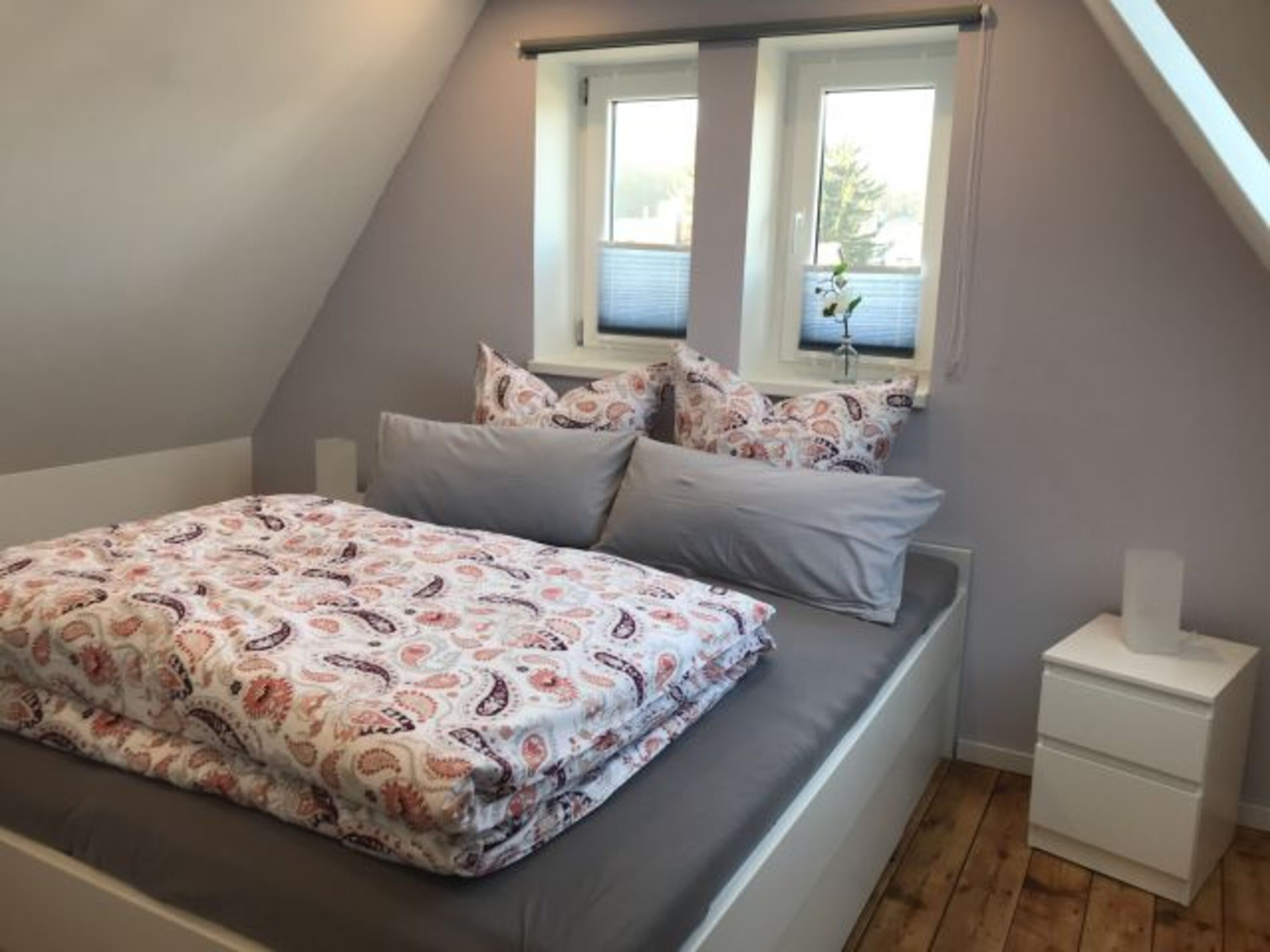Schlafzimmer im Dachgeschoss mit TV