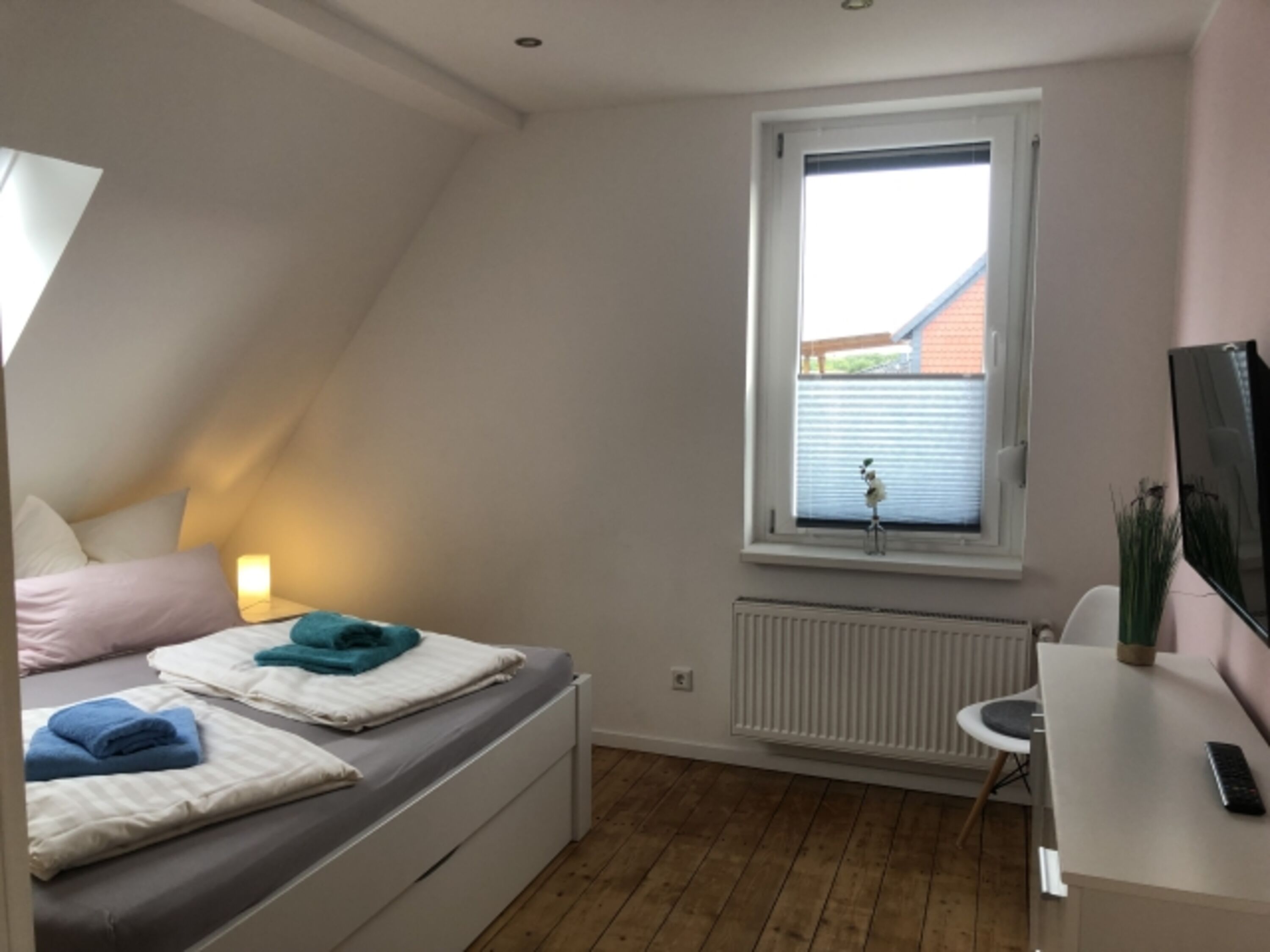 Schlafzimmer mit TV im 1. OG