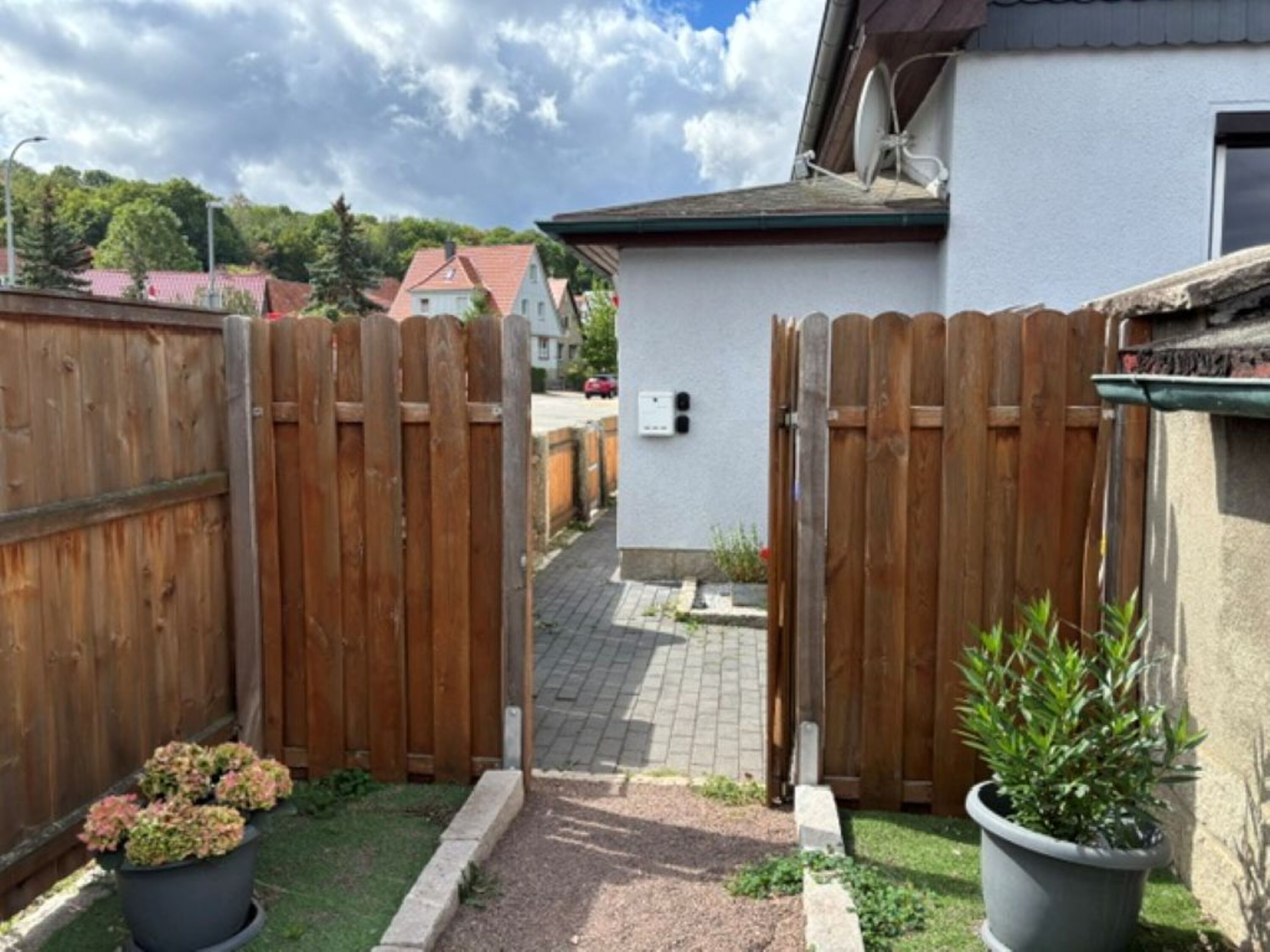 Blick vom Garten zum Hauseingang