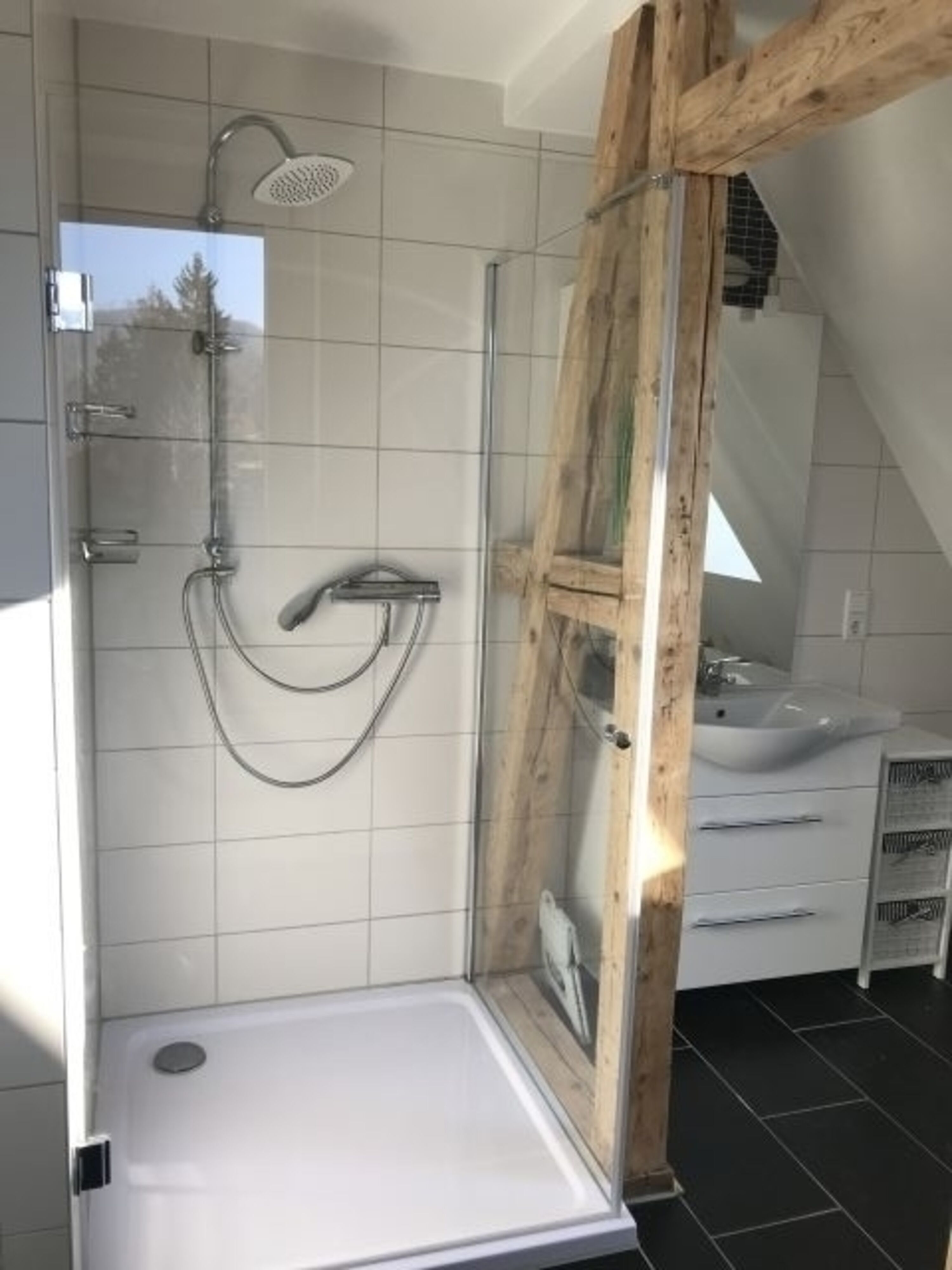 Bad mit Dusche, WC und Waschplatz im 1.OG