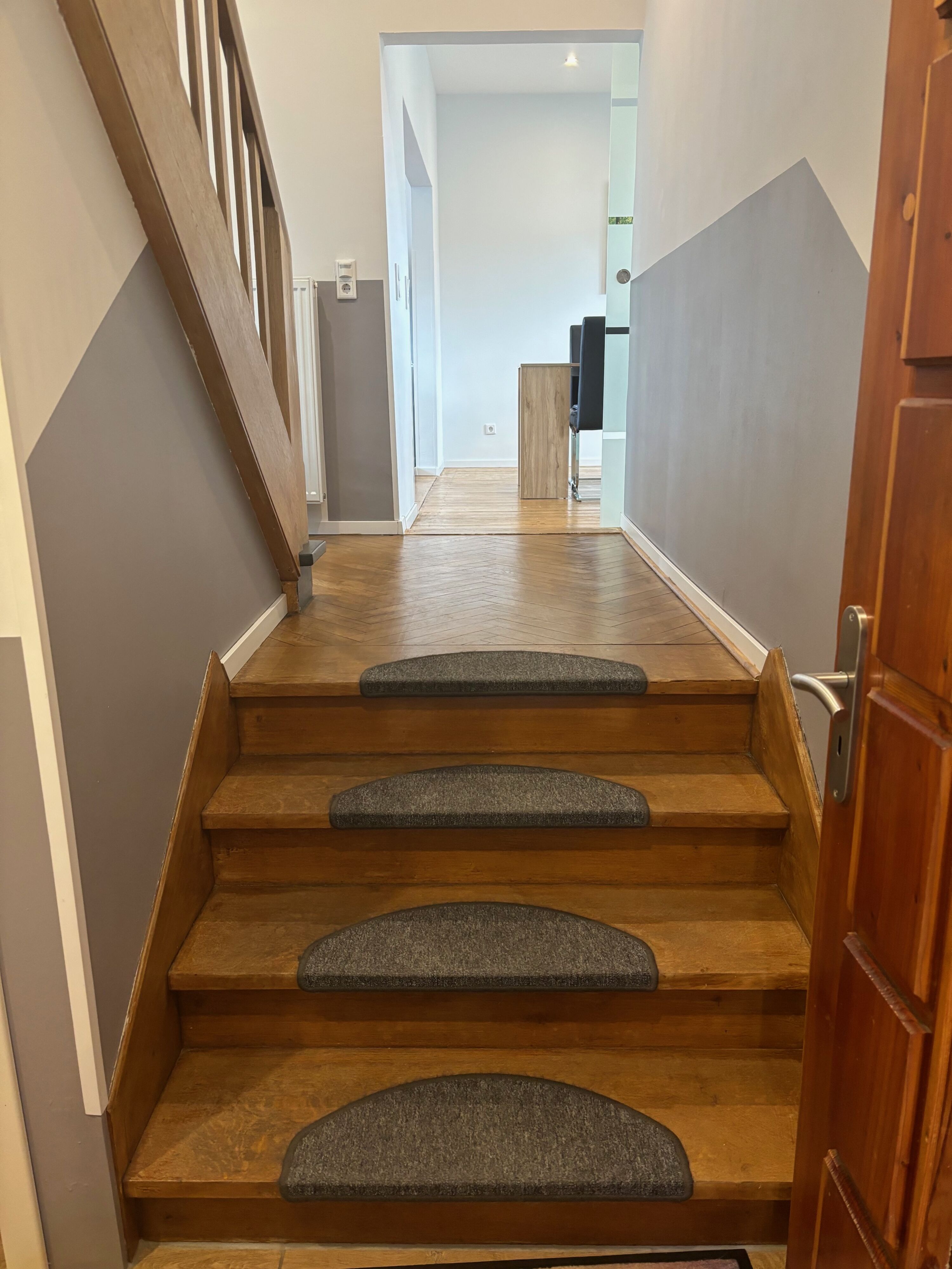 Treppe zum Untergeschoss (Wohnzimmer, Küche, Esszimmer und 1.Schlafzimmer)