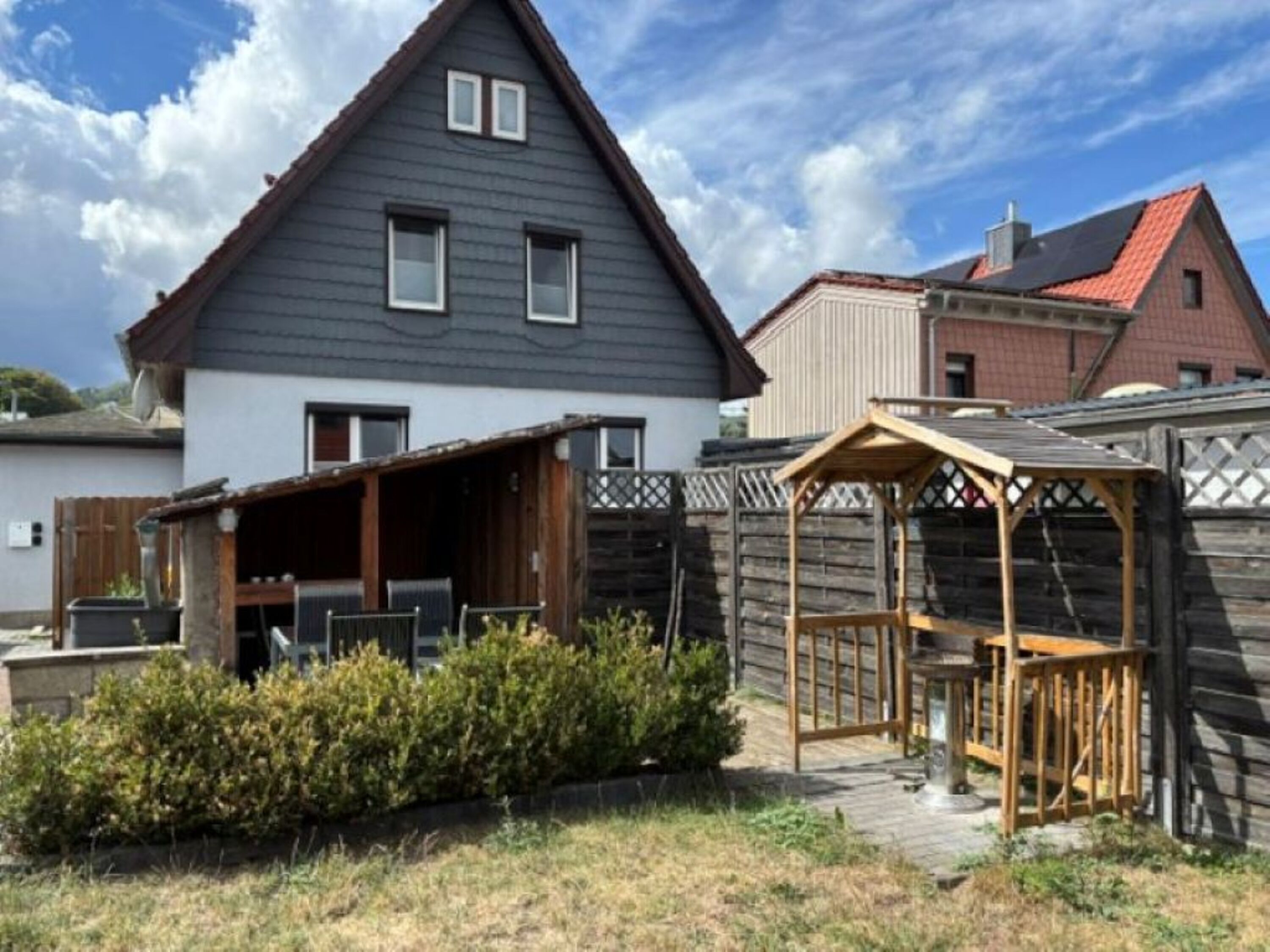 Blick zum Haus (Grill, Terrasse und überdachter Bereich)