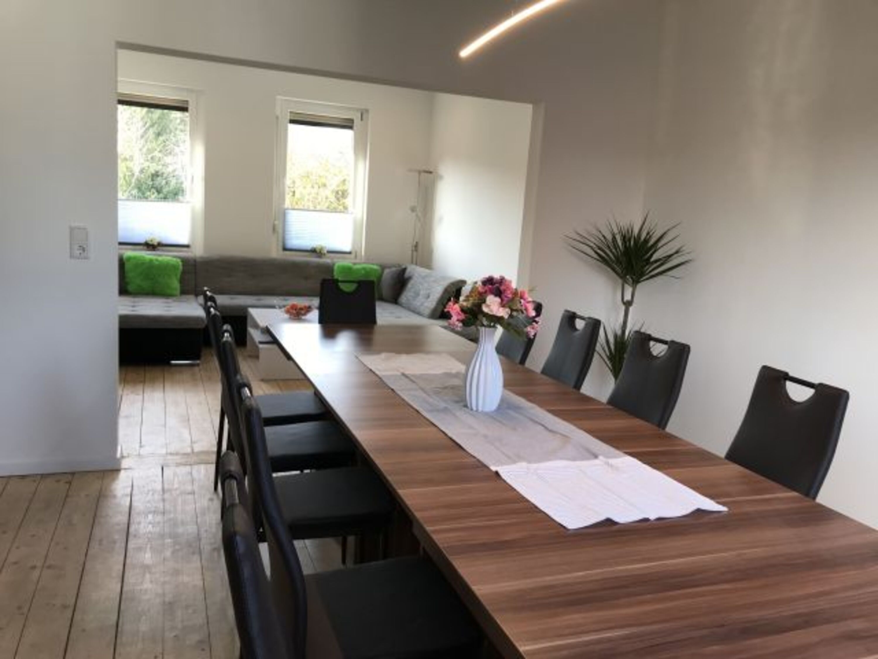 Blick vom Essbereich zum Wohnbereich