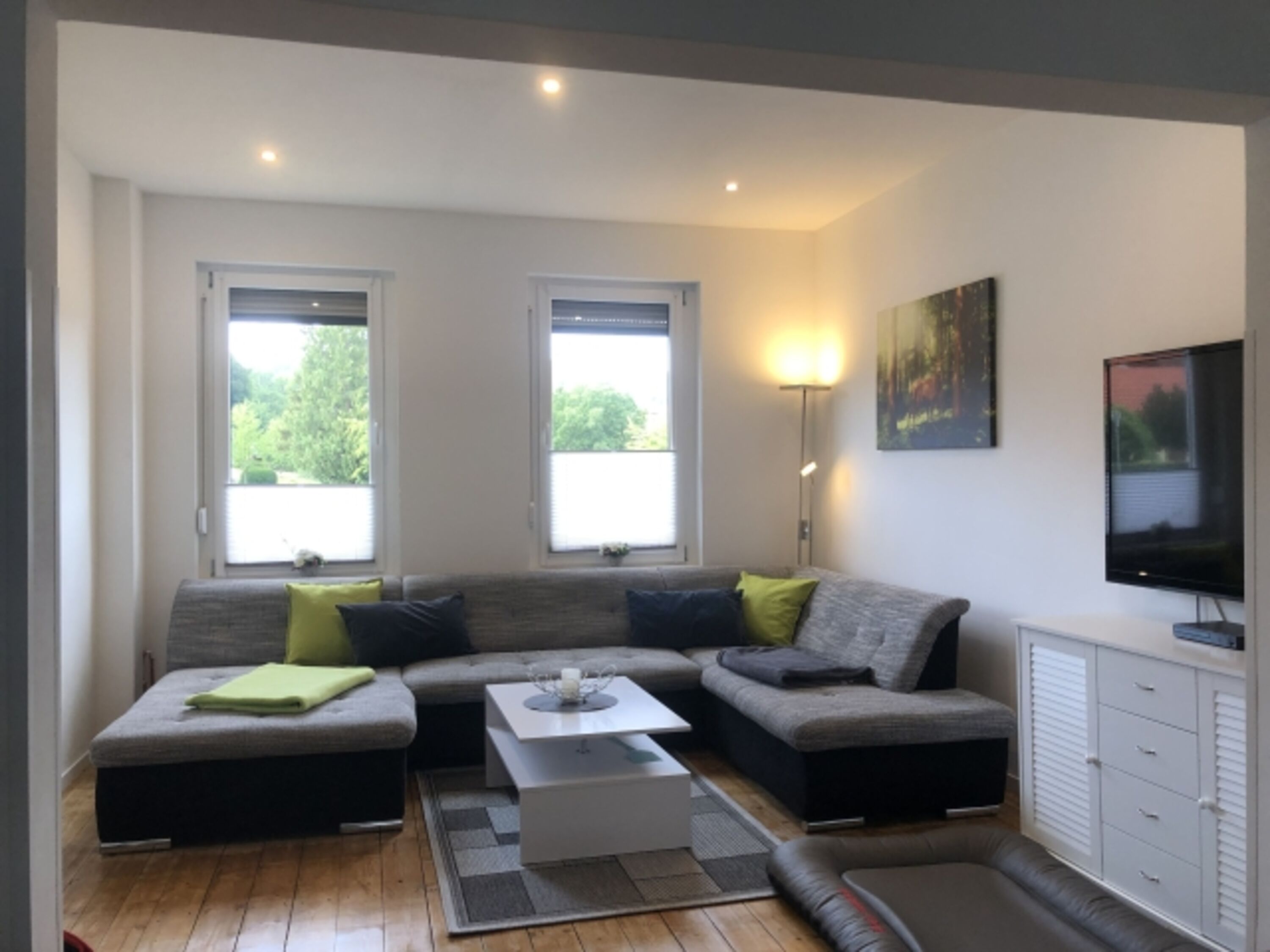 Wohnzimmer mit großer Couch