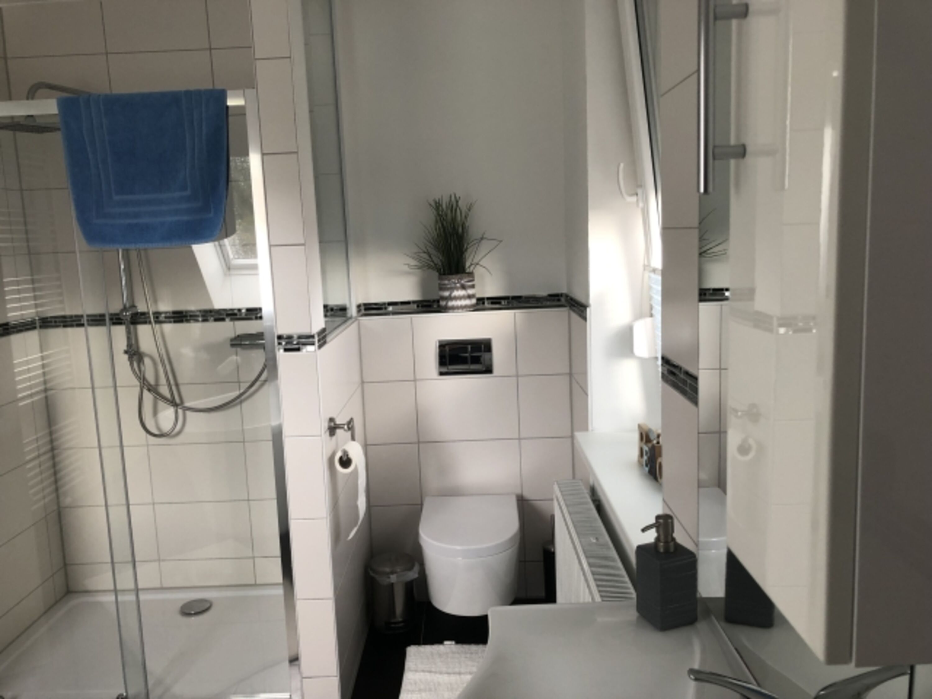 Bad mit Badewanne, Dusche, WC und Waschplatz im 1. OG