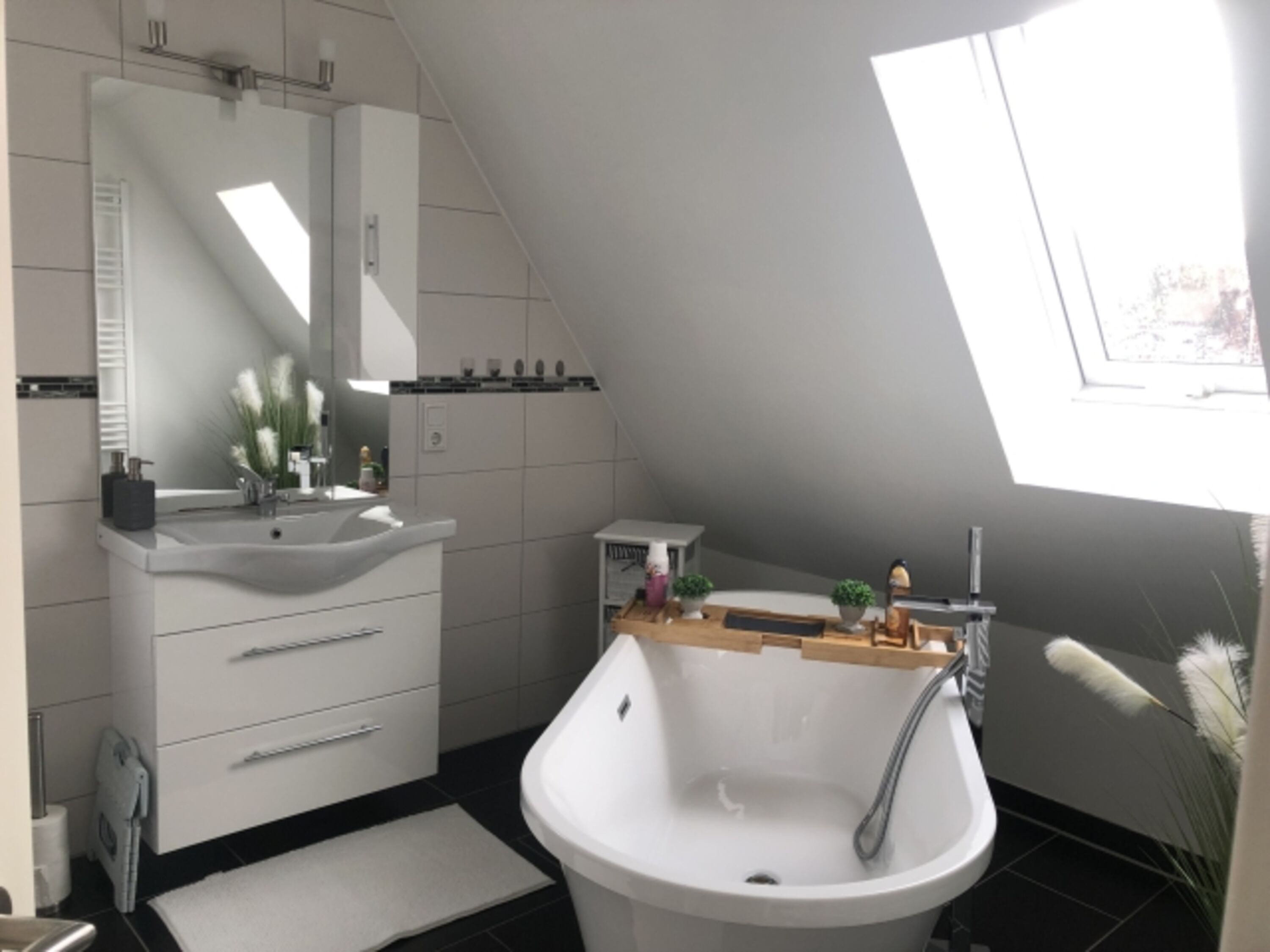 Bad mit Badewanne, Dusche, WC und Waschplatz im 1. OG