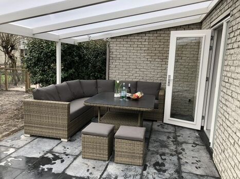 16qm große Aussenterrasse komplett überdacht mit neuen Chillout-Möbeln