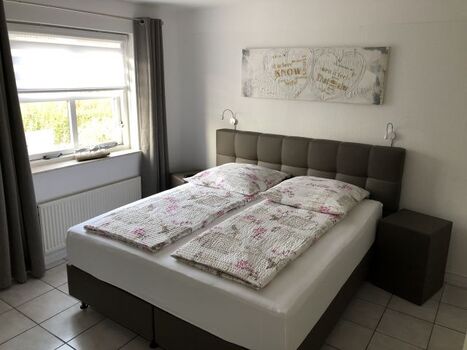  und Leselampen sowie Einbauschrank