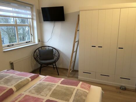 sowie Flat-TV und diversen Ablagemöglichkeiten