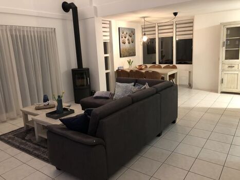 großer Wohn- Essbereich mit Kamin 