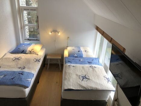 Schlafzimmer im OG mit zwei Einzel-Boxspringbetten