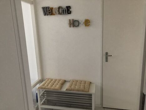 Flur mit Schuhbank und Garderobe incl. Regenschirm und Taschenlampe