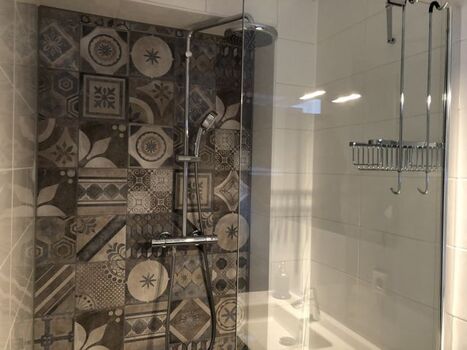 mit begehbarer Regendusche