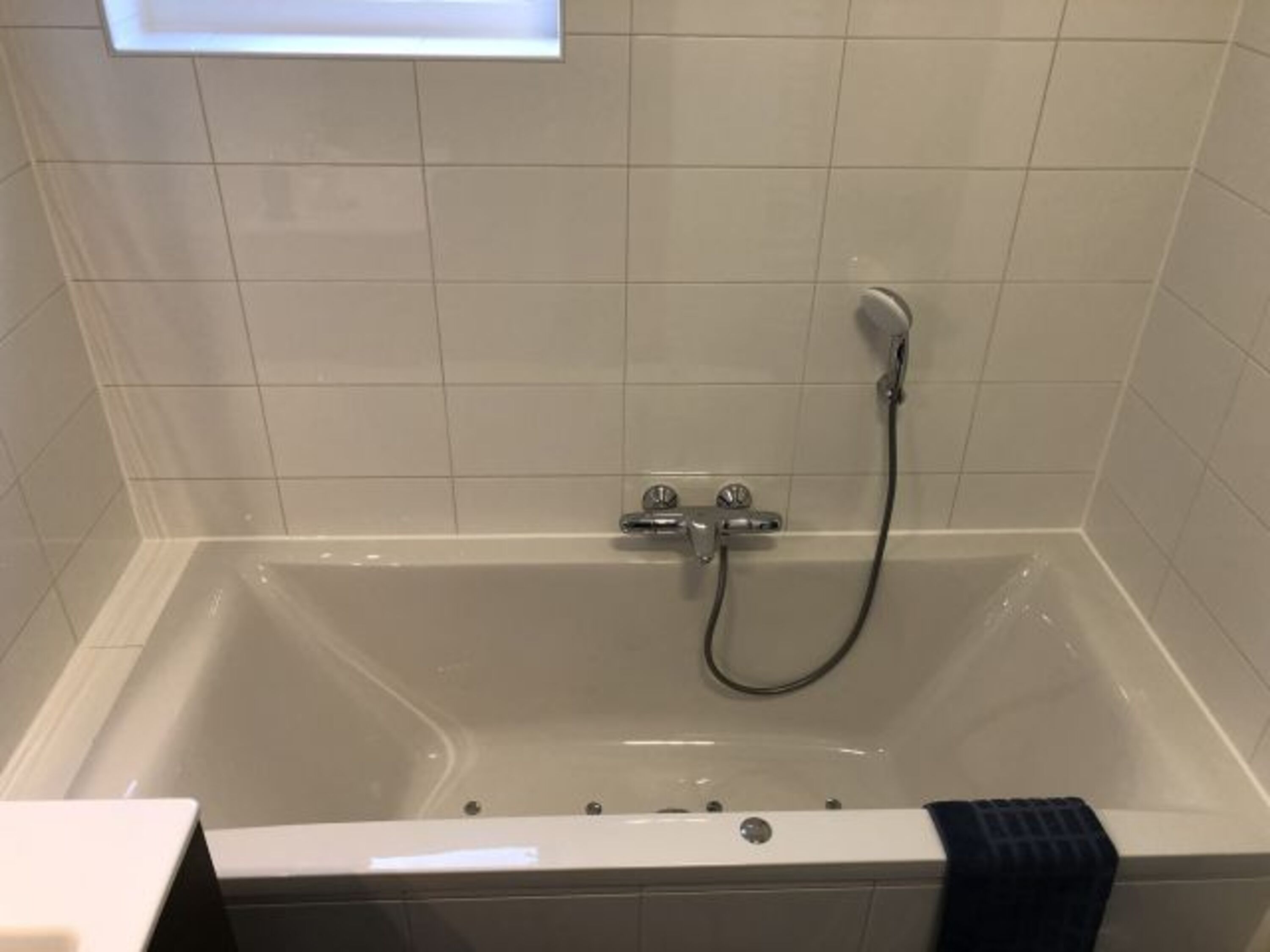 und Whirlpool-Wanne