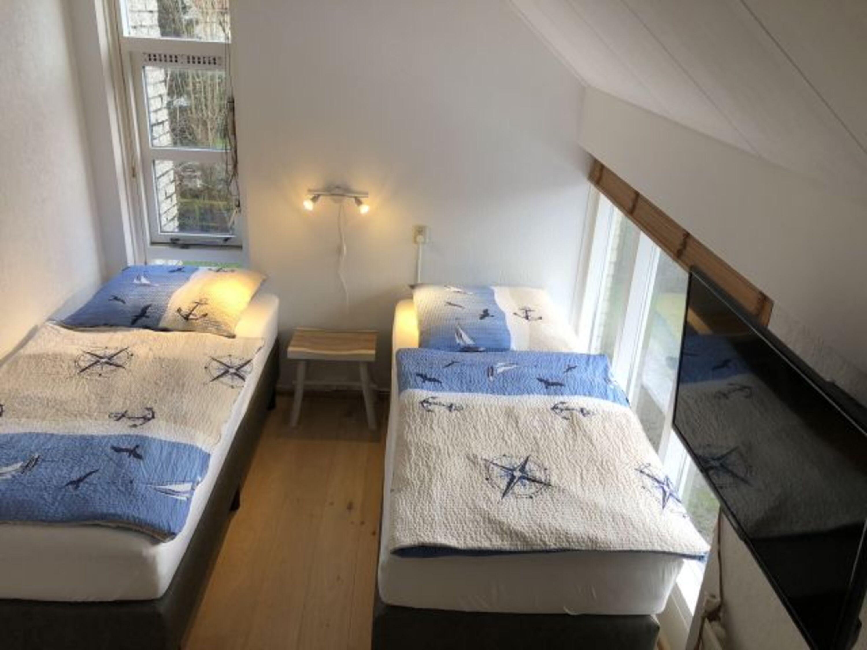 Schlafzimmer im OG mit zwei Einzel-Boxspringbetten