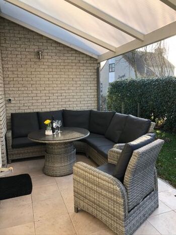 2. Außenterrasse überdacht mit Vertikalmarkise und separater Beleuchtung