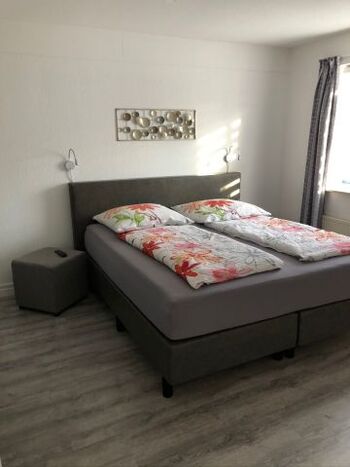 Boxspringbett 1,80x2,00 Leselampen, TV