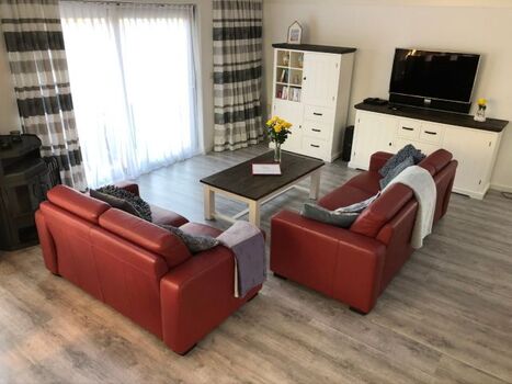 ca 50qm großer Wohn-Essbereich, großer Flat-TV mit Soundpaket