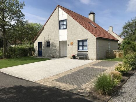 3 Parkplätze direkt vor dem Haus