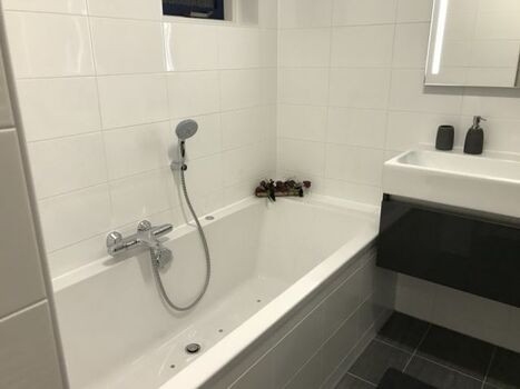 Tageslichtbad mit Whirlpool-Wanne 