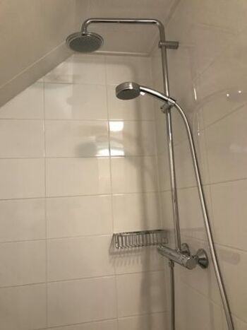 mit Regendusche mit Glas-Duschtür