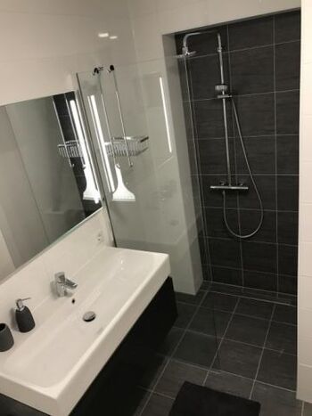 und begehbarer Regendusche