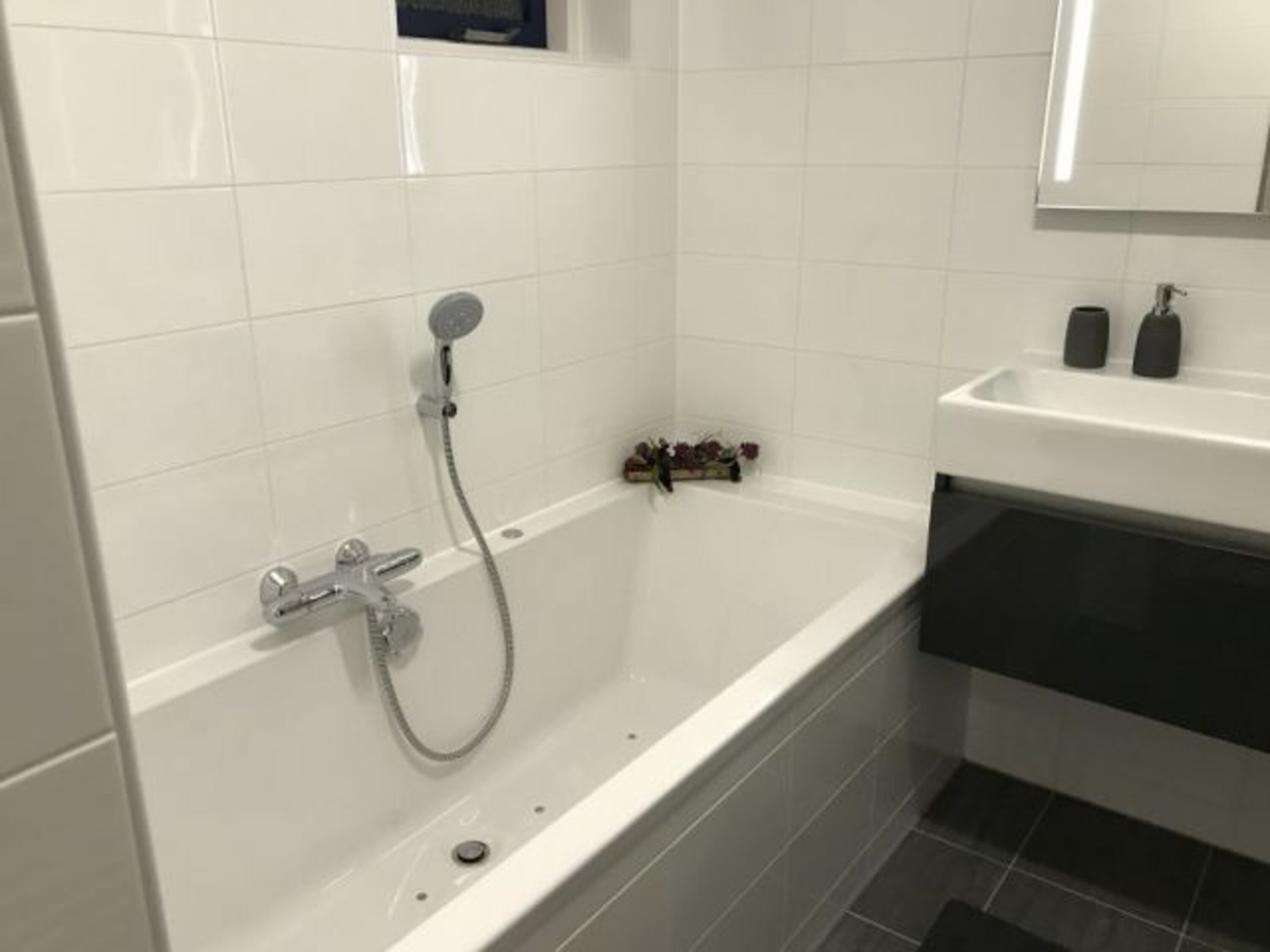 Tageslichtbad mit Whirlpool-Wanne 