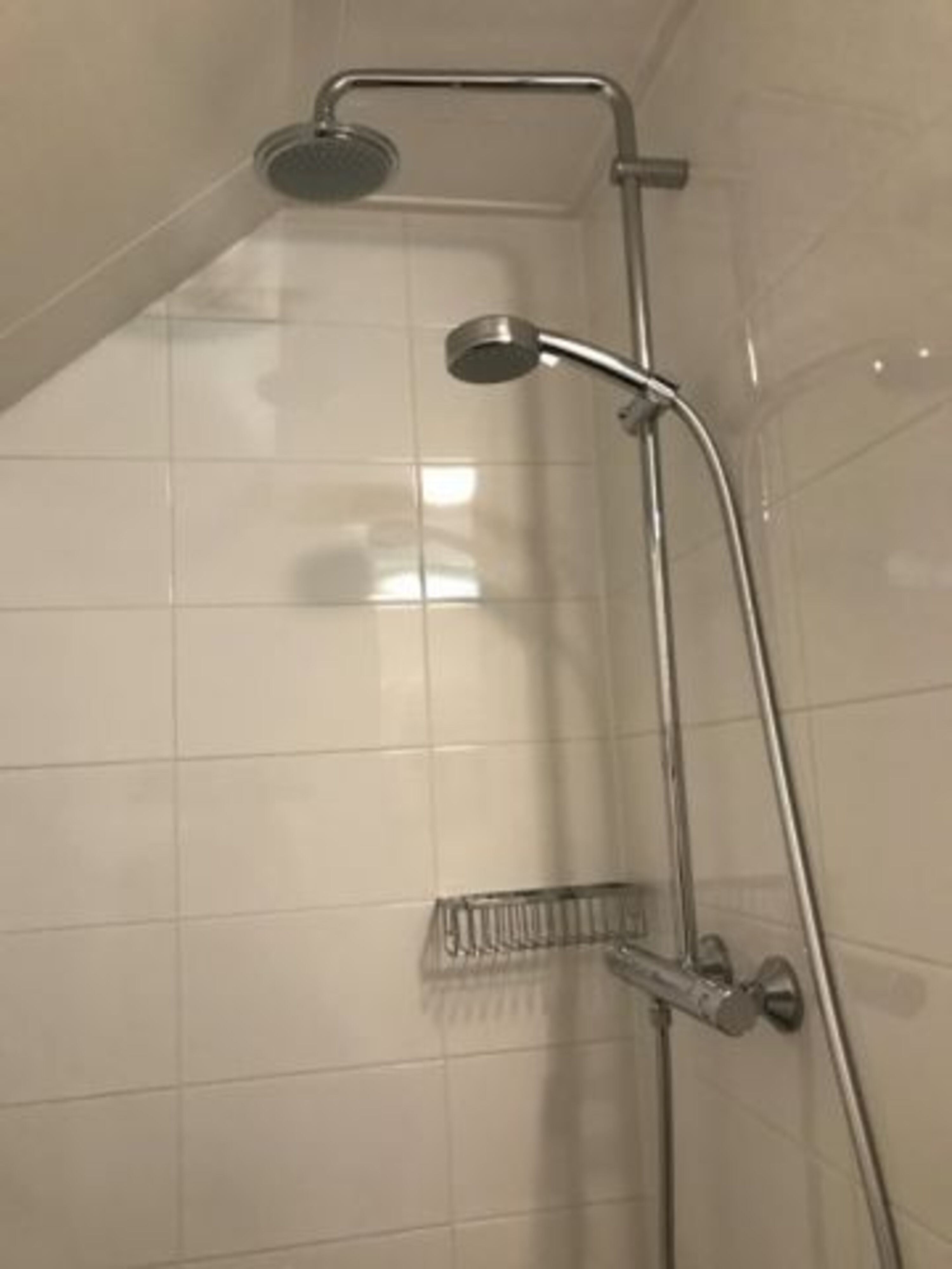 mit Regendusche mit Glas-Duschtür