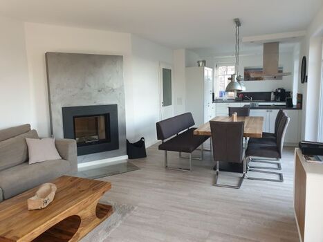 Wohnzimmer mit Kaminblick