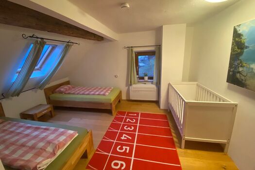 Schlafzimmer 2: 2x Einzelbetten (mit Topper auch Doppelbett nach Bedarf möglich!) und gerne Gitterbett oder Zusatzbett.