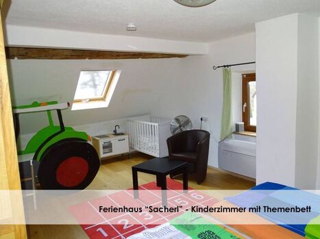 Eigenes Kinderzimmer bzw. 2. Schlafzimmer (Normal große Betten   Traktorbett).