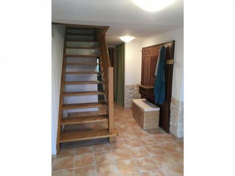 Stiege in den 1. Stock zu den Schlafräumen (schaffen auch unserer Bassets - im unteren Bereich ist stiege offen). 