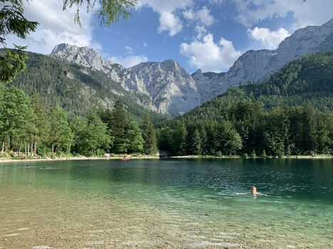 Traunsee vor Ort, gut 70 weitere Seen im Salzkammergut und auch viele Möglichkeit zum baden mit Hunden!