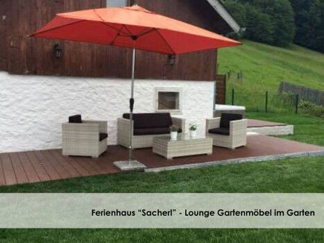 Lounge Gartenmöbel mit schönem Seeblick. 