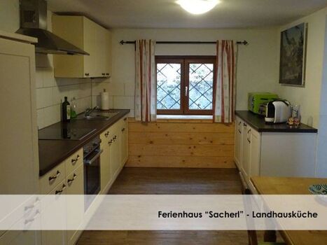 Küche im Landhausstil mit Geschirrspüler   Waschmaschine. Extra Gefrierschrank im Nebenraum. 