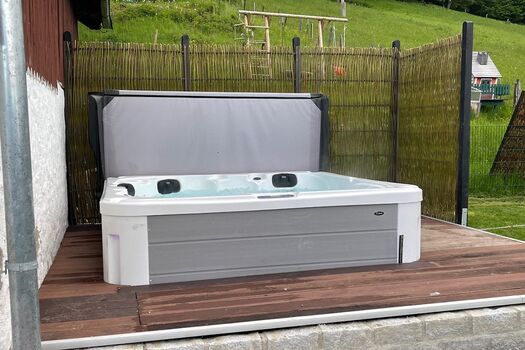 Großer beheizter Whirlpool mit Seeblick.
