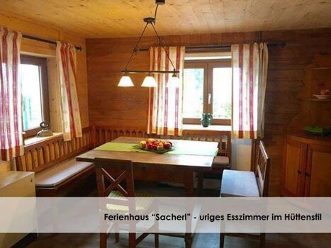 Urige Essecke im Hüttenstil