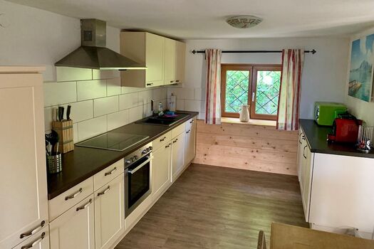 An Esszimmer angrenzend Küche im Landhausstil mit Ceranfeld und großem Kühlschrank. Achtung extra noch großer Gefrierschrank vorhanden!