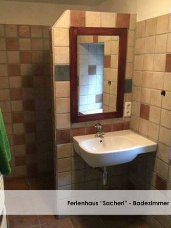 Urig gestaltetes Badezimmer mit Dusche und Wanne. 