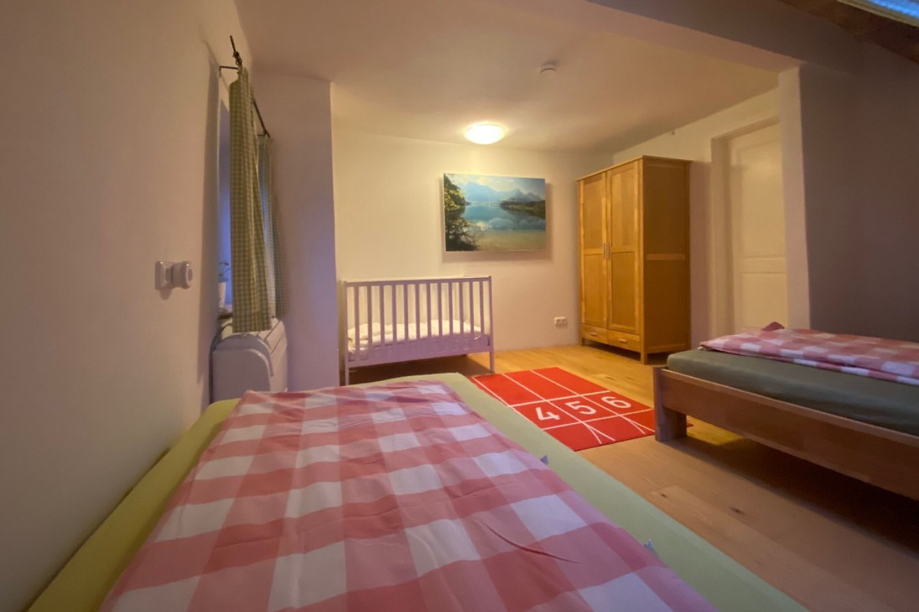 Schlafzimmer 2: 2x Einzelbetten (mit Topper auch Doppelbett nach Bedarf möglich!) und gerne Gitterbett oder Zusatzbett.