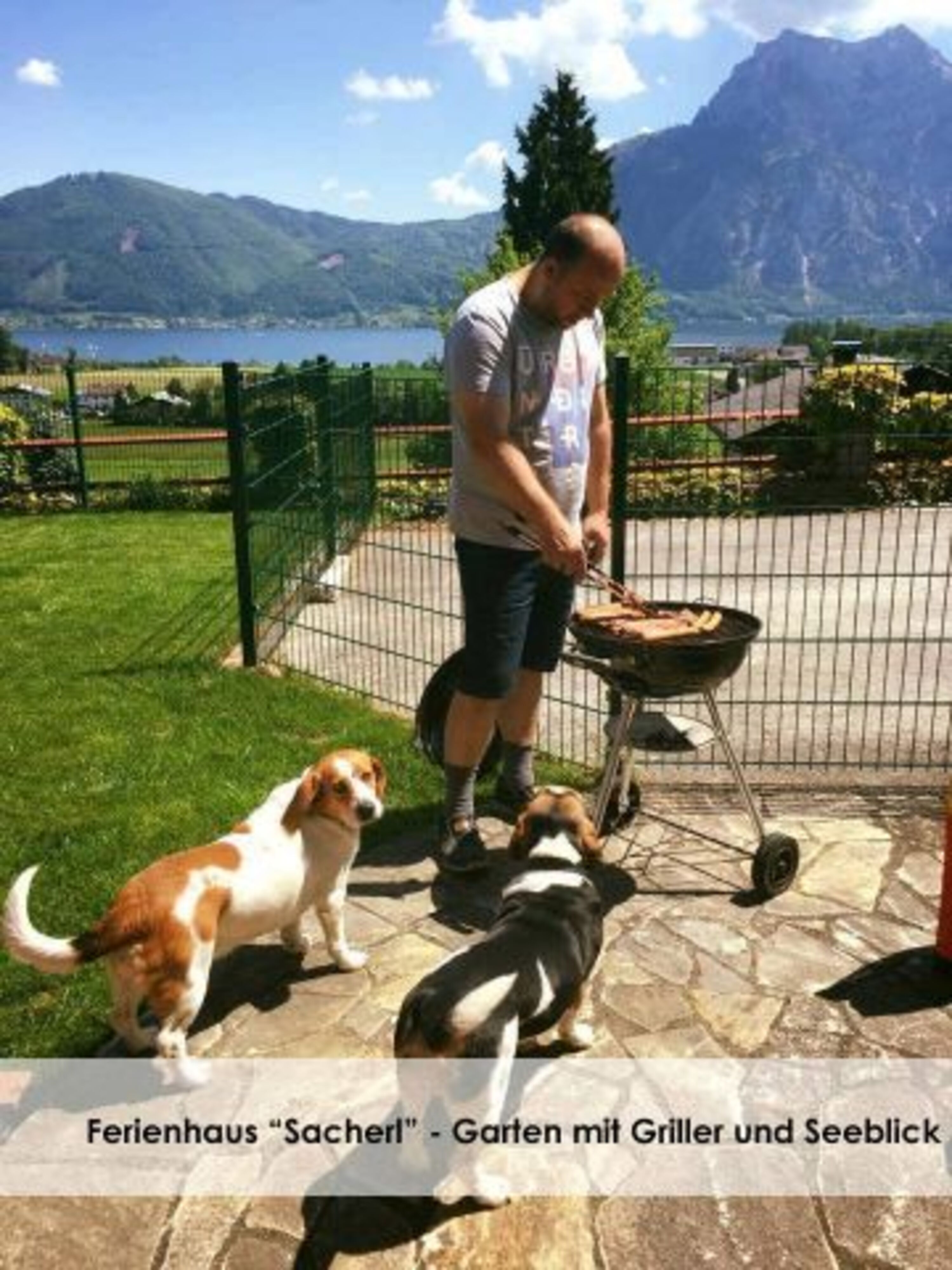 Mit Griller im Garten, Garten komplett umzäunt, Zaunhöhe ca. 150 cm und durchgängig und auch unten zu.