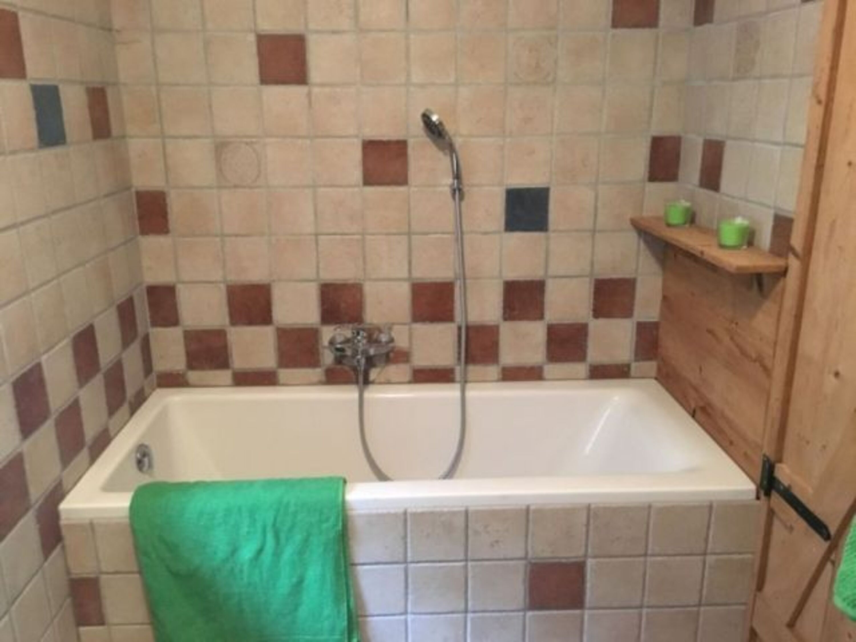 Im Erdgeschoss Badezimmer mit ebenerdiger Dusche, Waschbecken, Fenster und Badewanne.