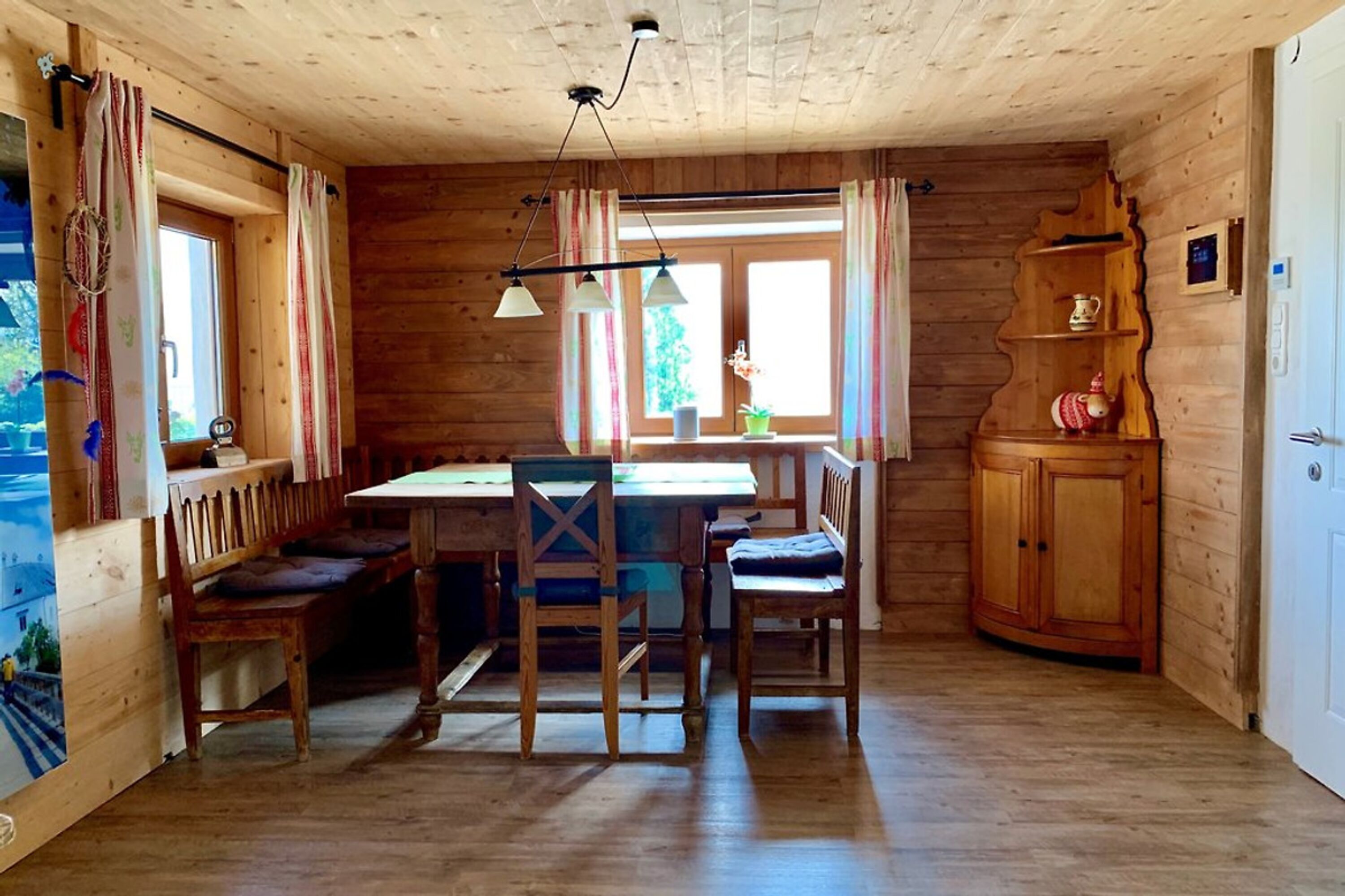 Uriges Esszimmer im Hüttenstil - original 100 Jahre alt!