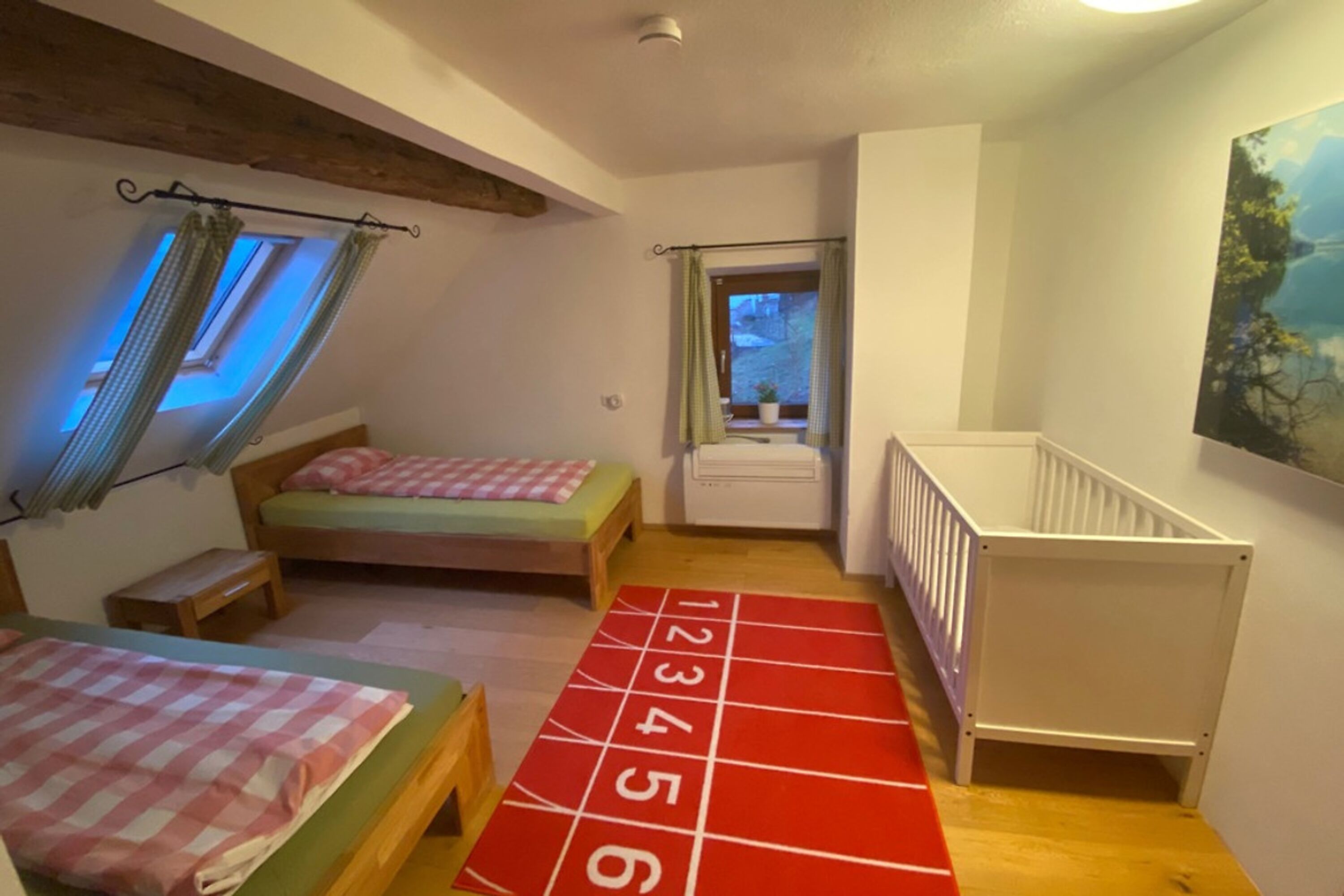 Schlafzimmer 2: 2x Einzelbetten (mit Topper auch Doppelbett nach Bedarf möglich!) und gerne Gitterbett oder Zusatzbett.
