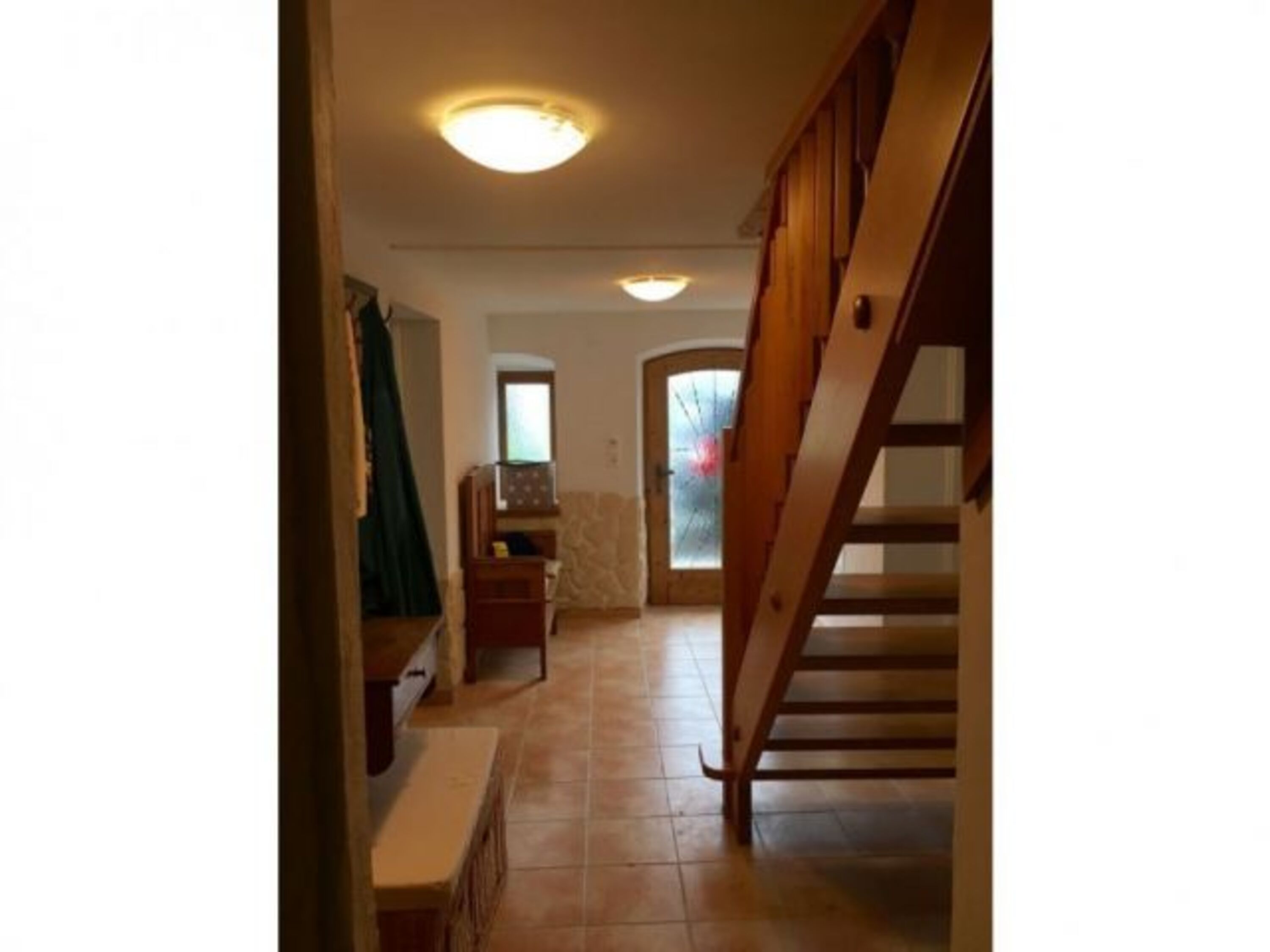 Eingangsbereich - links Richtung Esszimmer/Küche und Garten, Rechts Richtung Wohnzimmer und Treppe in den 1. Stock Schlafräume.